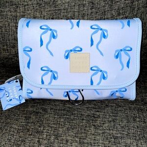 Blue bow travel organizer